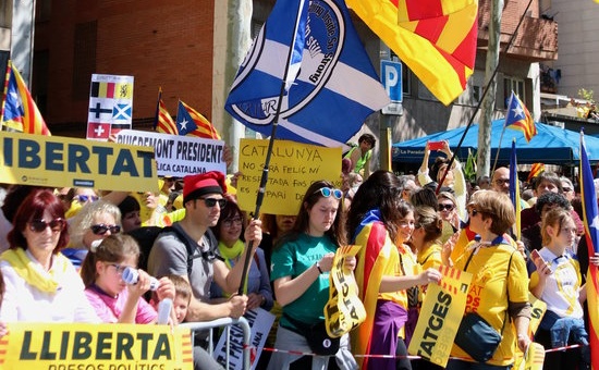 A Scottish flag is waved at a demonstration in Barcelona organized by Space for Democracy and Co-existence, April 15, 2018 (by Gemma Sánchez) 